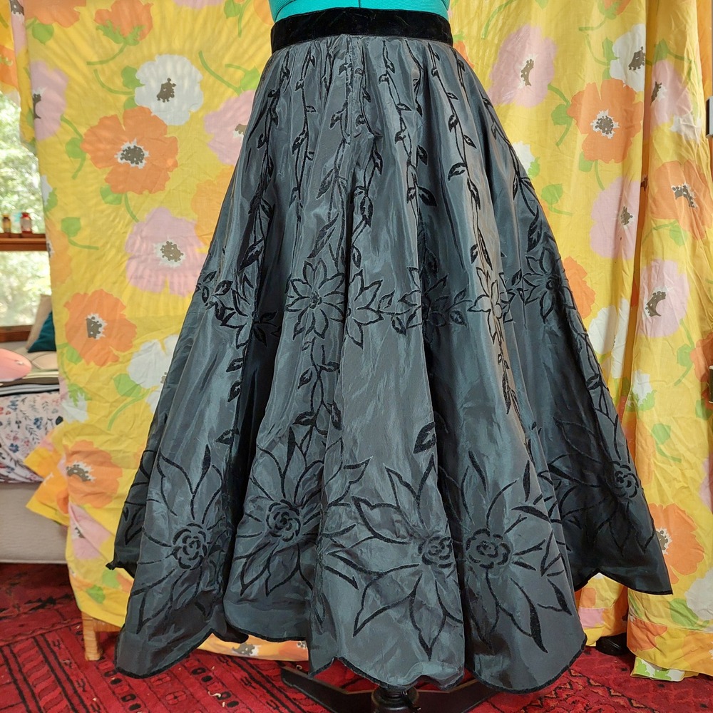 Vintage 1950s Black Flocked Floral Circle Skirt Scalloped Velvet Waist Tulle 23w